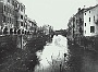 Padova-Il Tronco Maestro che ancora oggi scorre nel cuore della città, visto da Ponte S.Leonardo verso il ponte Molino,anni 20 (Adriano Danieli)